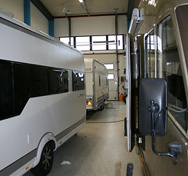 Servicearbeid på campingvogner