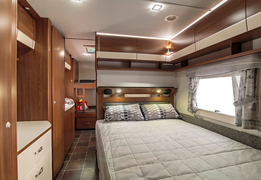 Innvendig i campingvogn med soverom